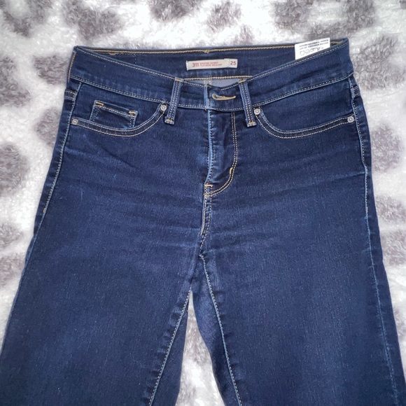 Women’s Levi’s Jeans - Picture 2 of 5